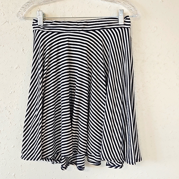 Charlotte Russe Dresses & Skirts - Comfortable stretchy striped skirt